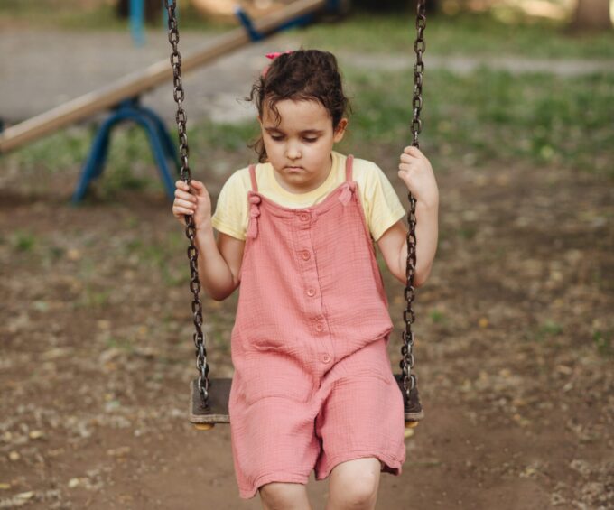 La brecha de género en salud mental: ¿Por qué las niñas sufren más?