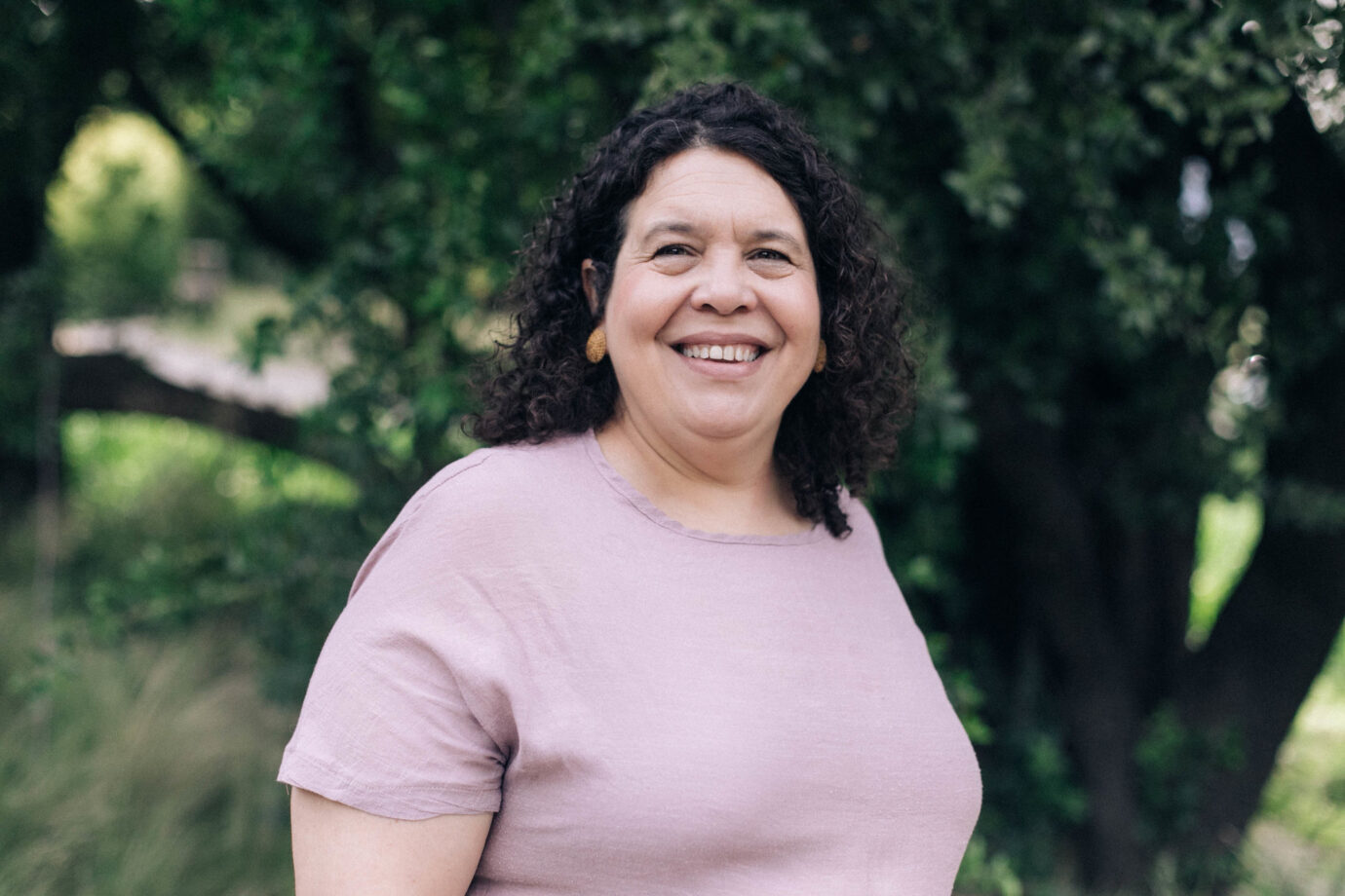 Catalina Bosch, Directora de Organización Migrantas: “Las mujeres migrantes que acompañamos no vienen solo con sus maletas. Vienen con sus hijos, con sus deudas, con sus duelos. Nuestro trabajo es que Chile las vea enteras”