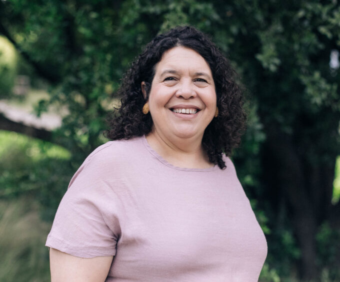 Catalina Bosch, Directora de Organización Migrantas: “Las mujeres migrantes que acompañamos no vienen solo con sus maletas. Vienen con sus hijos, con sus deudas, con sus duelos. Nuestro trabajo es que Chile las vea enteras”